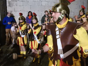 Setmana Santa 2024 a Girona. Sortida dels Manaies per lliurar el Penó