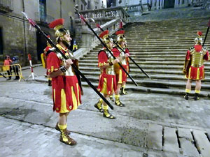 Setmana Santa 2024 a Girona. Sortida dels Manaies per lliurar el Penó