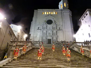 Setmana Santa 2024 a Girona. Sortida dels Manaies per lliurar el Penó
