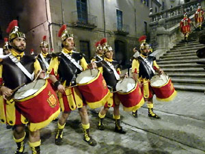 Setmana Santa 2024 a Girona. Sortida dels Manaies per lliurar el Penó