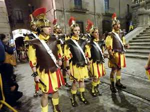 Setmana Santa 2024 a Girona. Sortida dels Manaies per lliurar el Penó