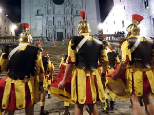 Setmana Santa 2024 a Girona. Sortida dels Manaies per lliurar el Penó