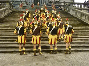 Setmana Santa 2024 a Girona. Sortida dels Manaies per lliurar el Penó