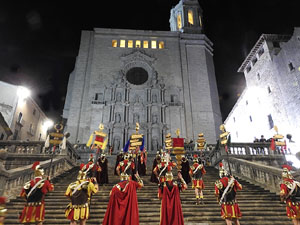 Setmana Santa 2024 a Girona. Sortida dels Manaies per lliurar el Penó