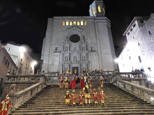 Setmana Santa 2024 a Girona. Sortida dels Manaies per lliurar el Penó