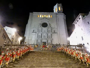Setmana Santa 2024 a Girona. Sortida dels Manaies per lliurar el Penó