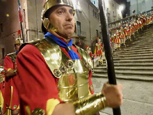 Setmana Santa 2024 a Girona. Sortida dels Manaies per lliurar el Penó