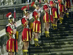 Setmana Santa 2024 a Girona. Sortida dels Manaies per lliurar el Penó