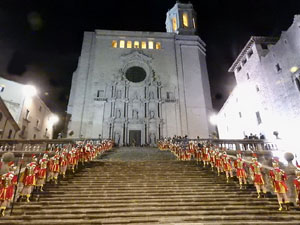 Setmana Santa 2024 a Girona. Sortida dels Manaies per lliurar el Penó