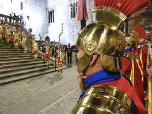 Setmana Santa 2024 a Girona. Sortida dels Manaies per lliurar el Penó