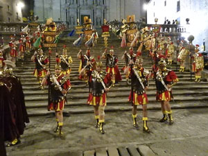 Setmana Santa 2024 a Girona. Sortida dels Manaies per lliurar el Penó