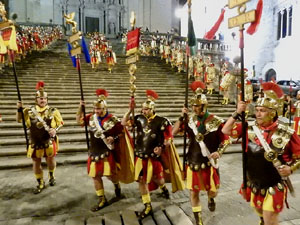 Setmana Santa 2024 a Girona. Sortida dels Manaies per lliurar el Penó