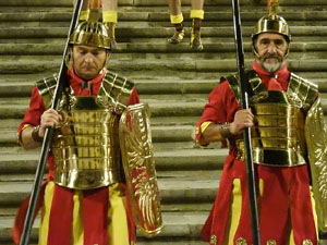 Setmana Santa 2024 a Girona. Sortida dels Manaies per lliurar el Penó