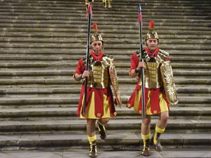 Setmana Santa 2024 a Girona. Sortida dels Manaies per lliurar el Penó