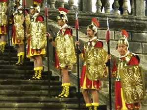 Setmana Santa 2024 a Girona. Sortida dels Manaies per lliurar el Penó