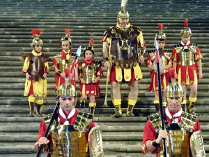 Setmana Santa 2024 a Girona. Sortida dels Manaies per lliurar el Penó