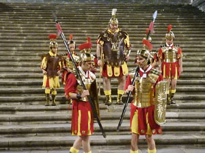 Setmana Santa 2024 a Girona. Sortida dels Manaies per lliurar el Penó