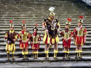 Setmana Santa 2024 a Girona. Sortida dels Manaies per lliurar el Penó