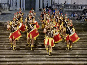 Setmana Santa 2024 a Girona. Sortida dels Manaies per lliurar el Penó