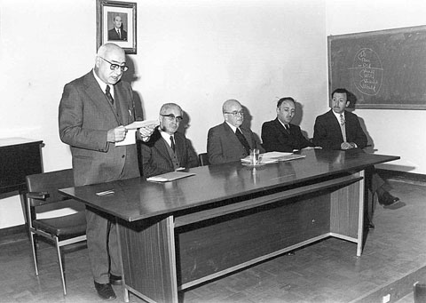 Celebració de la festa de Sant Isidor a la Casa de Cultura d'Olot. D'esquerra a dreta: Lluís Batlle Prats, Lluís Armengol Prat, el pare Batllori, Eduard de Balle i Campasol, marquès de Vallgornera, i el regidor de lAjuntament dOlot Josep M. Pagès Rius. 1974