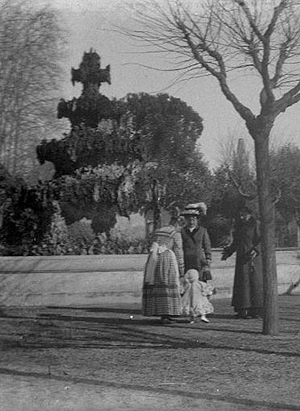 Dues dones i una criatura, acompanyades d'una criada, davant del brollador de la Devesa. Ca. 1915. Josep Maria Reitg Mart&iacute;. CRDI - Ajuntament de Girona