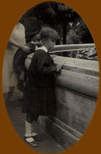 Montserrat Farreras, acompanyada per una dona i un infant, al Brollador dels jardins de la Devesa. 1930