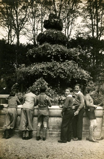 Grup de alumnes de l'Escolania del Mercadal davant el Brollador de la Devesa. 1935