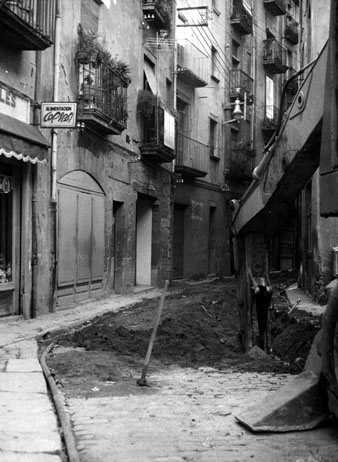 Obres d'urbanització del carrer Calderers. 1977