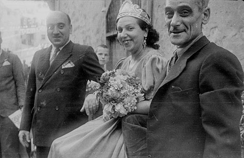 Festa popular del carrer Calderers. Retrat de dos homes amb la reina de la festa a la pujada de Sant Feliu. 1948