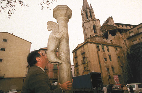 L'alcalde de Girona, Joaquim Nadal fent un petó al cul de la lleona. 1986
