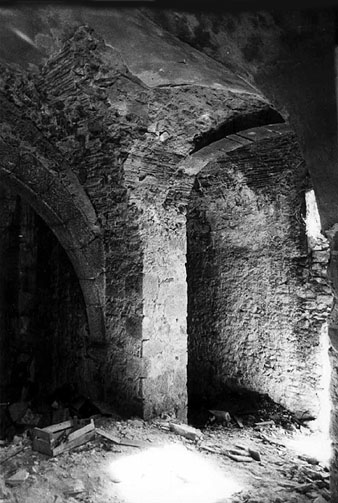 Vista parcial de l'interior de l'antic col·legi dels Maristes, del carrer Claveria, poc abans del seu enderrocament. 1984