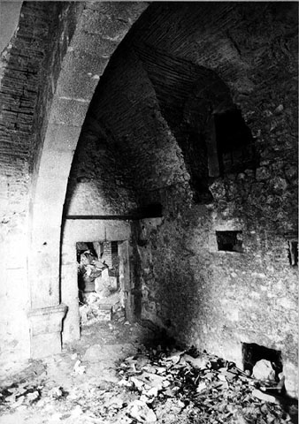 Vista parcial de l'interior de l'antic col·legi dels Maristes, del carrer Claveria, poc abans del seu enderrocament. 1984
