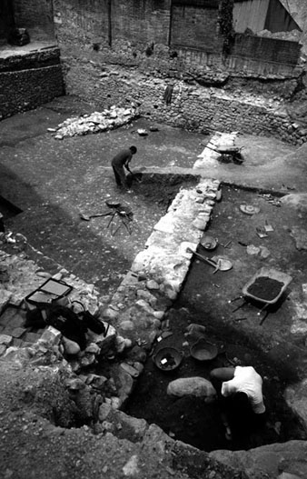 Excavacions arqueològiques al carrer de la Claveria. S'hi observen estructures antigues detectades. 1988