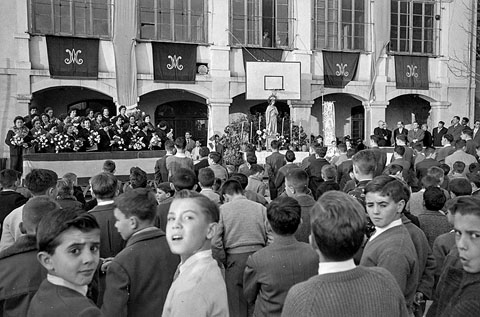 Celebració del dia de la Mare al col·legi dels Maristes situat al carrer Claveria. 1959