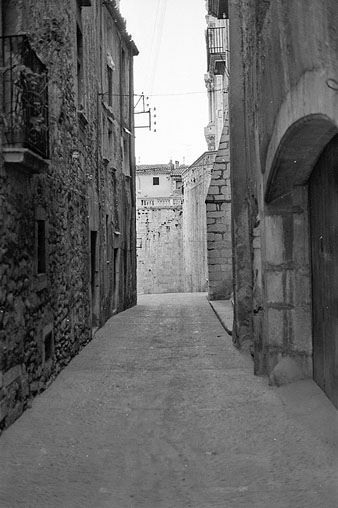El carrer de la Claveria. Al fons, la pujada de la Catedral. 1979