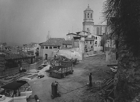 Obres d'enderrocament de l'antic col·legi dels Maristes del carrer Claveria. 1979