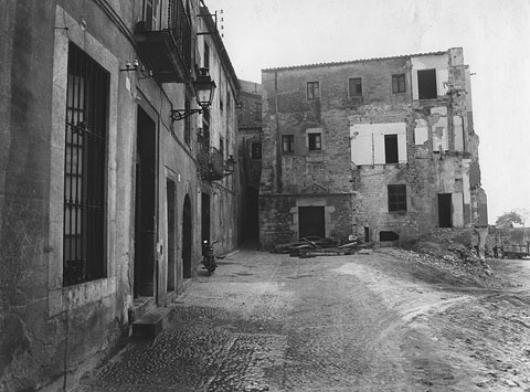 Obres d'enderrocament de l'antic col·legi dels Maristes del carrer Claveria. 1979