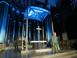 Representaci&oacute; de la Consueta de Sant Jordi cavaller a la nau g&ograve;tica de la Catedral