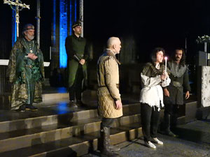 Representaci&oacute; de la Consueta de Sant Jordi cavaller a la nau g&ograve;tica de la Catedral