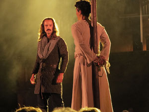 Representaci&oacute; de la Consueta de Sant Jordi cavaller a la nau g&ograve;tica de la Catedral