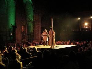 Representaci&oacute; de la Consueta de Sant Jordi cavaller a la nau g&ograve;tica de la Catedral