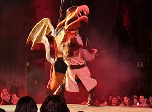 Representaci&oacute; de la Consueta de Sant Jordi cavaller a la nau g&ograve;tica de la Catedral