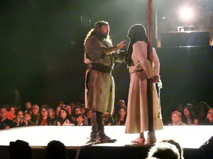 Representaci&oacute; de la Consueta de Sant Jordi cavaller a la nau g&ograve;tica de la Catedral