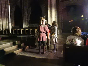 Representaci&oacute; de la Consueta de Sant Jordi cavaller a la nau g&ograve;tica de la Catedral