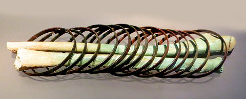 Avantbra&ccedil; amb bra&ccedil;alets. Ossos humans / bronze. Edat del Ferro, colonitzacions segles VI-V aC. Emp&uacute;ries, L'Escala