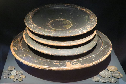 Plats i monedes. Cer&agrave;mica campaniana, bronze i plom. &Egrave;poca romana, segle I-II aC. Illa Pedrosa, Torroella de Montgr&iacute;