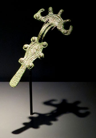 F&iacute;bula d'arc. Bronze. Antiguitat tardana, visig&ograve;tic, segle VI dC. Necr&ograve;polis del Pla de l'Horta, Sarri&agrave; de Ter