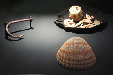 Ham, bronze - Espines de peix- Petxina. &Egrave;poca romana, segle III dC. Tolegassos, Viladamat