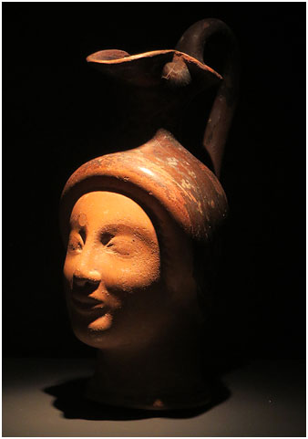 En&ograve;coa. Cer&agrave:mica &agrave;tica de figures roges. Edat del Ferro, colonitzaci&oacute; del segle V aC. Emp&uacute;ries, L'Escala