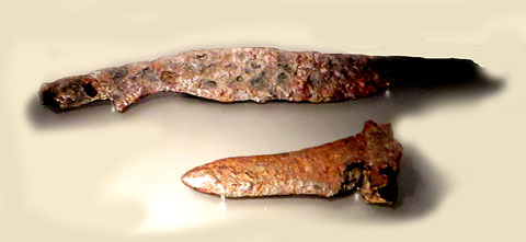Ganivet afalcat. Ferro. Edat del Ferro, ib&egrave;ric. Segle III aC. Mas Castellar (Pont&oacute;s) - Punyal. Ferro. &Egrave;poca romana. Segle II dC. Tolegassos (Viladamat)
